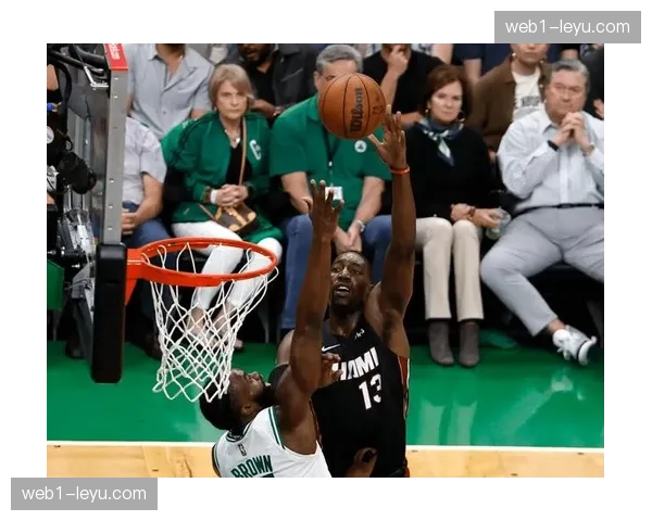 华莱士场均2.1抢断位居抢断榜首位，防守价值凸显